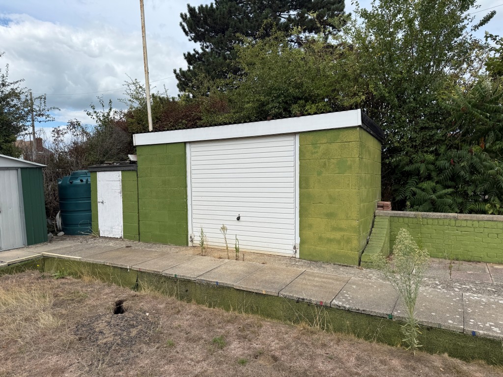 Lot: 100 - BOWLS CLUB WITH POTENTIAL - Outside storage two